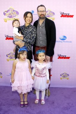 Jason Lee, eşi Ceren Alkac ve oğlu Sonny, 10 Kasım 2012 'de ABD' nin Los Angeles kentindeki Disney Stüdyoları 'nda düzenlenen' Birinci Sofya: Bir Zamanlar Prensesi 'galasında.