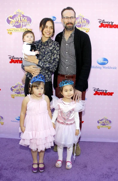 2012年11月10日 ロサンゼルスのディズニー スタジオで開催された Sofia First Once Princess のロサンゼルス初演で 妻のセレン アルカックと息子のソニーが出演した — ストック写真