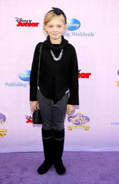 在2012年11月10日于美国洛杉矶迪斯尼工作室举行的 索菲亚第一 曾经的公主 的洛杉矶首映式上 Elsie Fisher出席了 — 图库照片