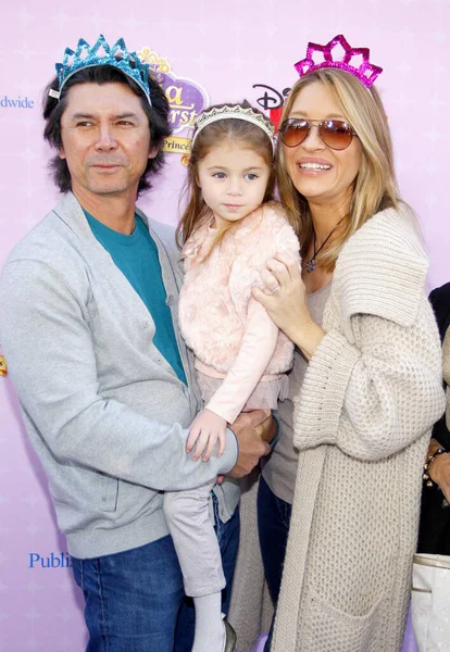 Lou Diamond Phillips, kızı Indigo Sanara Phillips ve eşi Yvonne Marie Boismier, 10 Kasım 2012 'de ABD' nin Los Angeles şehrindeki Disney Stüdyoları 'nda düzenlenen' Sofia the First: Once Upon a Princess 'galasında.