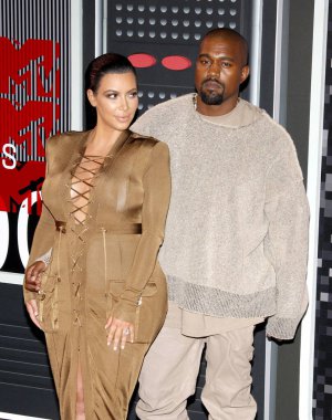 Kim Kardashian ve Kanye West, 30 Ağustos 2015 tarihinde ABD 'nin Los Angeles kentindeki Microsoft Tiyatrosu' nda düzenlenen 2015 MTV Video Müzik Ödülleri 'nde.