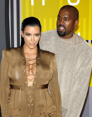 Kim Kardashian ve Kanye West, 30 Ağustos 2015 tarihinde ABD 'nin Los Angeles kentindeki Microsoft Tiyatrosu' nda düzenlenen 2015 MTV Video Müzik Ödülleri 'nde.