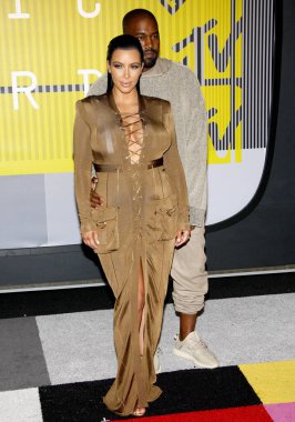 Kim Kardashian ve Kanye West, 30 Ağustos 2015 tarihinde ABD 'nin Los Angeles kentindeki Microsoft Tiyatrosu' nda düzenlenen 2015 MTV Video Müzik Ödülleri 'nde.