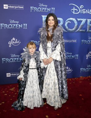 Selena Gomez ve Gracie Teefey, 7 Kasım 2019 'da Hollywood Dolby Tiyatrosu' nda düzenlenen Disney 's Frozen 2' nin dünya prömiyerinde.
