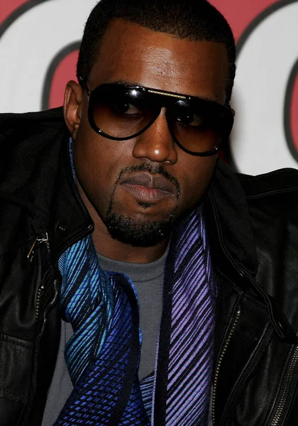 Kanye West Bij Ondertekening Van Zijn Nieuwe Release Graduation Virgin — Stockfoto