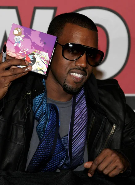 Kanye West Tienda Firma Nuevo Lanzamiento Graduación Celebrada Virgen Megastore — Foto de Stock