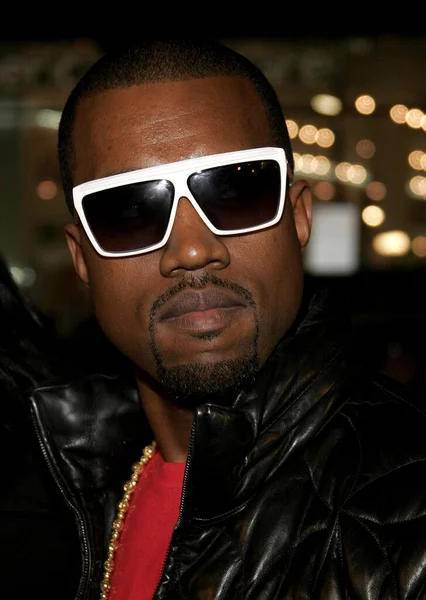 2007年1月18日在美国好莱坞的格劳曼中国剧场举行的 世界首映式上 Kanye West出席了开幕式 — 图库照片
