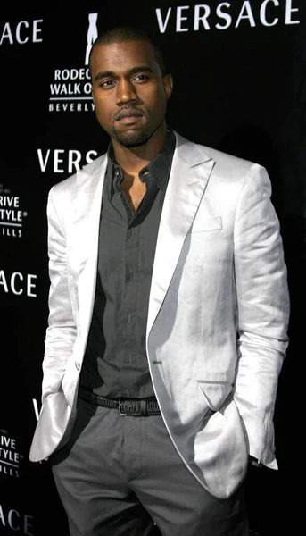 2007年2月8日 在美国比佛利山市贝弗利山市政厅举行的纪念吉安尼和多纳泰拉 凡尔赛斯的牛仔道时尚步行奖 Rodeo Drive Walk Style Award Kanye West获奖者为 — 图库照片