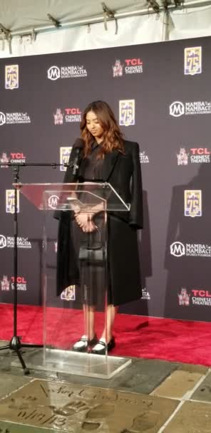 在科比手头上的Natalia Diamante Bryant与2023年3月15日在美国好莱坞Tcl中国剧场举行的足迹仪式 — 图库视频影像