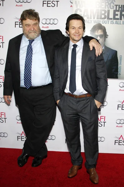 John Goodman和Mark Wahlberg出席了2014年11月11日在美国洛杉矶Dolby Theatre举行的Afi Fest 2014 Gala Premiere Gambler — 图库照片