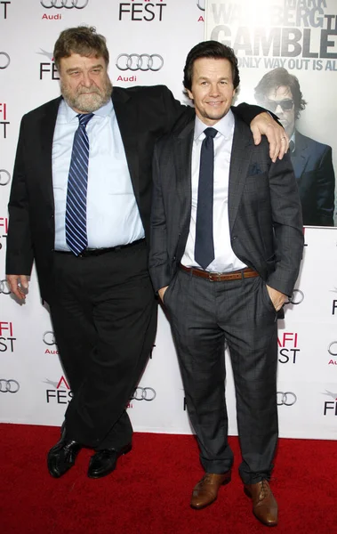John Goodman和Mark Wahlberg出席了2014年11月11日在美国洛杉矶Dolby Theatre举行的Afi Fest 2014 Gala Premiere Gambler — 图库照片