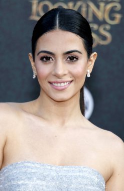 Emeraude Toubia, 23 Mayıs 2016 'da ABD' nin Hollywood kentindeki El Capitan Tiyatrosu 'nda düzenlenen' Alice Through The Looking Glass 'filminin Los Angeles galasında.