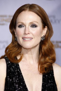 Julianne Moore, 17 Kasım 2014 'te Los Angeles' taki Nokia Tiyatrosu 'nda düzenlenen' Açlık Oyunları: Alaycı Kuş - Bölüm 1 'galasında Los Angeles, ABD' de canlı yayında..