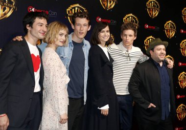 Ezra Miller, Alison Sudol, Callum Turner, Katherine Waterston, Eddie Redmayne ve Dan Fogler 2018 Cinemacon - Warner Bros, Las Vegas, ABD Caesars Palace 'Büyük resim' sunu üzerinde 24 Nisan 2018 resimleri.