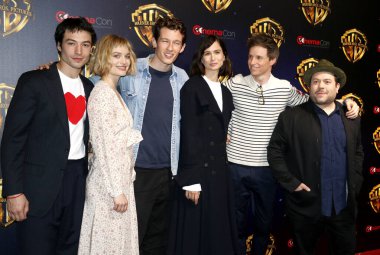 Ezra Miller, Alison Sudol, Callum Turner, Katherine Waterston, Eddie Redmayne ve Dan Fogler 2018 Cinemacon - Warner Bros, Las Vegas, ABD Caesars Palace 'Büyük resim' sunu üzerinde 24 Nisan 2018 resimleri.