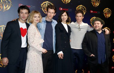 Ezra Miller, Alison Sudol, Callum Turner, Katherine Waterston, Eddie Redmayne ve Dan Fogler 2018 Cinemacon - Warner Bros, Las Vegas, ABD Caesars Palace 'Büyük resim' sunu üzerinde 24 Nisan 2018 resimleri.