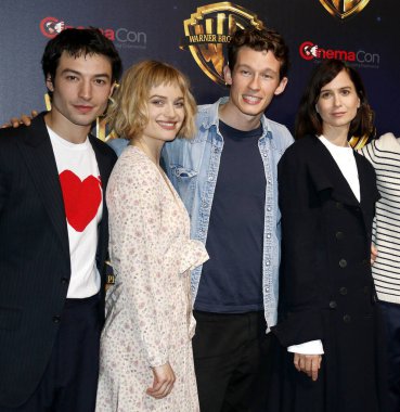 Ezra Miller, Alison Sudol, Callum Turner ve Katherine Waterston 2018 Cinemacon - Warner Bros, Las Vegas, ABD Caesars Palace 'Büyük resim' sunu üzerinde 24 Nisan 2018 resimleri.
