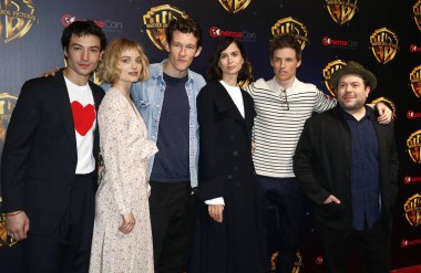 Ezra Miller, Alison Sudol, Callum Turner, Katherine Waterston, Eddie Redmayne ve Dan Fogler 2018 Cinemacon - Warner Bros, Las Vegas, ABD Caesars Palace 'Büyük resim' sunu üzerinde 24 Nisan 2018 resimleri.