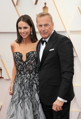 Christine Baumgartner ve Kevin Costner, 27 Mart 2022 'de ABD' nin Los Angeles kentindeki Dolby Tiyatrosu 'nda düzenlenen 94..