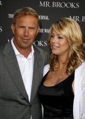 Christine Baumgartner ve Kevin Costner Los Angeles prömiyerinde Brooks, 22 Mayıs 2007 'de Hollywood' da Grauman 'ın Çin Tiyatrosu' nda düzenlendi..