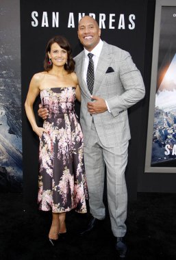 Dwayne Johnson ve Carla Gugino 'San Andreas' ın Los Angeles galasında 26 Mayıs 2015 'te Hollywood' daki TCL Çin Tiyatrosu 'nda gerçekleştirildi..