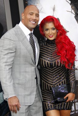 Dwayne Johnson ve Eva Marie, 26 Mayıs 2015 'te ABD' nin Hollywood kentindeki TCL Çin Tiyatrosu 'nda düzenlenen' San Andreas 'ın Los Angeles galasında.