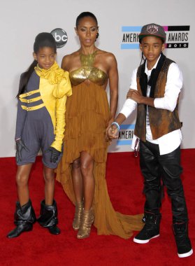 Willow Smith, Jada Pinkett Smith ve Jaden Smith, 21 Kasım 2010 'da ABD' nin Los Angeles şehrindeki Nokia Theatre L.A. 'da düzenlenen 2010 Amerikan Müzik Ödülleri' nde yer aldı..