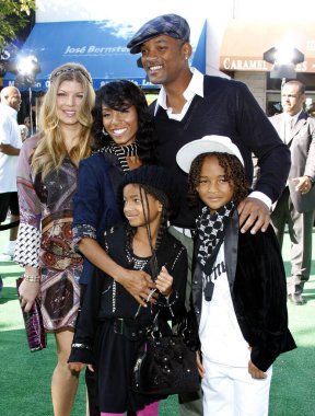 WESTWOOD, CA - 26 Ekim 2008: Fergie, Jada Pinkett Smith, Will Smith, Willow Smith ve Jaden Smith 'Madagaskar' ın Los Angeles galasında 'Escape 2 Africa' Westwood, ABD 'deki Mann Village Theater' da 26 Ekim 2008 tarihinde gerçekleştirildi..