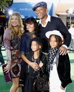 WESTWOOD, CA - 26 Ekim 2008: Fergie, Jada Pinkett Smith, Will Smith, Willow Smith ve Jaden Smith 'Madagaskar' ın Los Angeles galasında 'Escape 2 Africa' Westwood, ABD 'deki Mann Village Theater' da 26 Ekim 2008 tarihinde gerçekleştirildi..