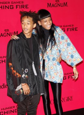 Jaden Smith ve Willow Smith, 18 Kasım 2013 'te Los Angeles, Los Angeles' ta Nokia Theatre L.A. 'de düzenlenen' Açlık Oyunları: Yakalayıcı Ateş 'galasında..