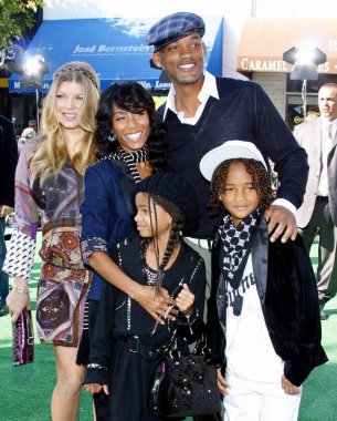 WESTWOOD, CA - 26 Ekim 2008: Fergie, Jada Pinkett Smith, Will Smith, Willow Smith ve Jaden Smith 'Madagaskar' ın Los Angeles galasında 'Escape 2 Africa' Westwood, ABD 'deki Mann Village Theater' da 26 Ekim 2008 tarihinde gerçekleştirildi..