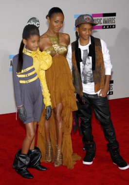 Willow Smith, Jada Pinkett Smith ve Jaden Smith, 21 Kasım 2010 'da ABD' nin Los Angeles şehrindeki Nokia Theatre L.A. 'da düzenlenen 2010 Amerikan Müzik Ödülleri' nde yer aldı..