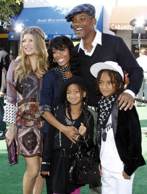 WESTWOOD, CA - 26 Ekim 2008: Fergie, Jada Pinkett Smith, Will Smith, Willow Smith ve Jaden Smith 'Madagaskar' ın Los Angeles galasında 'Escape 2 Africa' Westwood, ABD 'deki Mann Village Theater' da 26 Ekim 2008 tarihinde gerçekleştirildi..