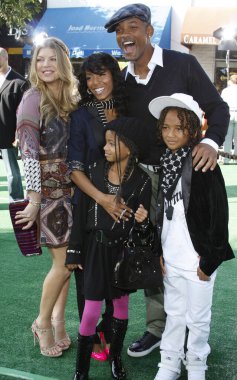 WESTWOOD, CA - 26 Ekim 2008: Fergie, Jada Pinkett Smith, Will Smith, Willow Smith ve Jaden Smith 'Madagaskar' ın Los Angeles galasında 'Escape 2 Africa' Westwood, ABD 'deki Mann Village Theater' da 26 Ekim 2008 tarihinde gerçekleştirildi..