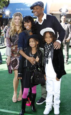 WESTWOOD, CA - 26 Ekim 2008: Fergie, Jada Pinkett Smith, Will Smith, Willow Smith ve Jaden Smith 'Madagaskar' ın Los Angeles galasında 'Escape 2 Africa' Westwood, ABD 'deki Mann Village Theater' da 26 Ekim 2008 tarihinde gerçekleştirildi..