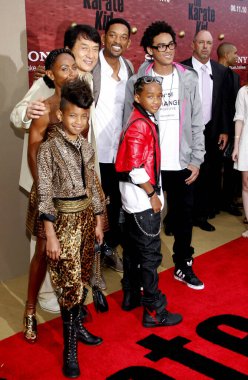 Jada Pinkett Smith, Will Smith, Jaden Smith, Jackie Chan, Trey Smith ve Willow Smith 7 Haziran 2010 'da ABD' nin Westwood kentindeki Mann Village Tiyatrosu 'nda düzenlenen' Karate Kid 'in Los Angeles galasında.