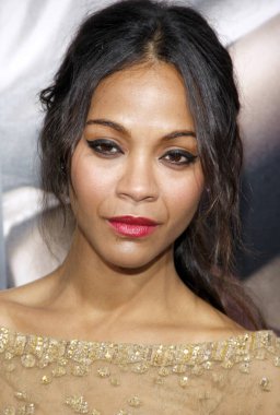 Zoe Saldana, 4 Eylül 2012 'de ABD' nin Hollywood kentindeki ArcLight Sineması 'nda düzenlenen' Kelimeler 'in Los Angeles galasında.