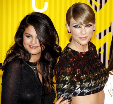 Selena Gomez ve Taylor Swift, 30 Ağustos 2015 tarihinde ABD 'nin Los Angeles kentindeki Microsoft Theater' da düzenlenen 2015 MTV Video Müzik Ödülleri 'nde.