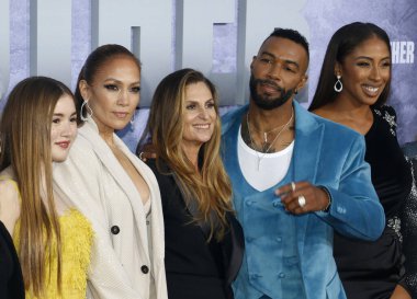 Lucy Paez, Jennifer Lopez, Niki Caro, Omari Hardwick ve Yvonne Senat Jones 10 Mayıs 2023 'te ABD' nin Westwood kentindeki Regency Tiyatrosu 'nda düzenlenen Netflix' in 'The Mother' filminin Los Angeles galasında.