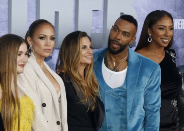 Lucy Paez, Jennifer Lopez, Niki Caro, Omari Hardwick ve Yvonne Senat Jones 10 Mayıs 2023 'te ABD' nin Westwood kentindeki Regency Tiyatrosu 'nda düzenlenen Netflix' in 'The Mother' filminin Los Angeles galasında.