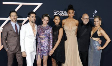 Luis Gerardo Mendez, Jonathan Tucker, Patrick Stewart, Elizabeth Banks, Ella Balinska, Kristen Stewart ve Naomi Scott 11 Kasım 2019 'da ABD' nin Westwood kentindeki Regency Village Theater 'da düzenlenen' Charlie 'nin Melekleri' nin Los Angeles galasında.