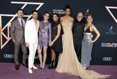 Luis Gerardo Mendez, Jonathan Tucker, Patrick Stewart, Elizabeth Banks, Ella Balinska, Kristen Stewart ve Naomi Scott 11 Kasım 2019 'da ABD' nin Westwood kentindeki Regency Village Theater 'da düzenlenen' Charlie 'nin Melekleri' nin Los Angeles galasında.