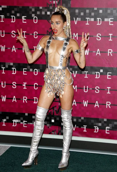 Miley Cyrus于2015年8月30日在美国洛杉矶微软剧场举行的Mtv音乐录影带大奖 — 图库照片