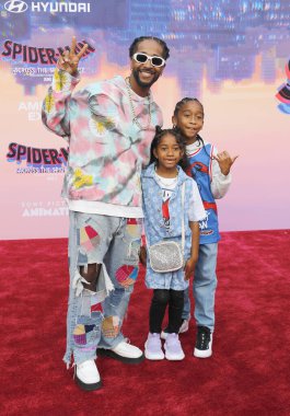 Omarion, ve 30 Mayıs 2023 'te ABD' nin Westwood kentindeki Regency Village Theater 'da düzenlenen Örümcek Adam' ın galasındaki çocuklar..