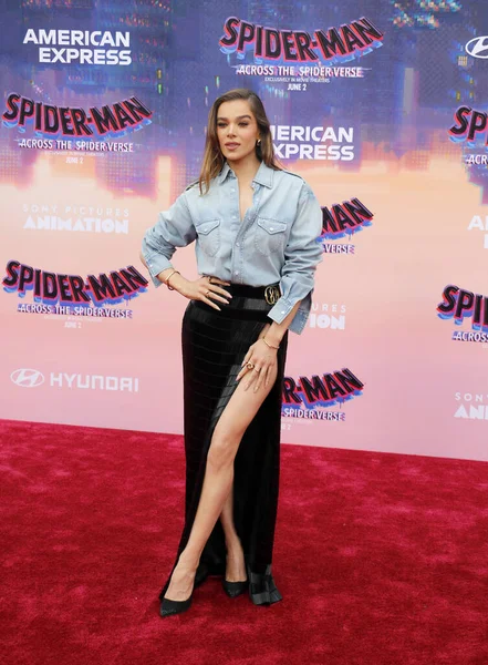 Hailee Steinfeld Premieren Spider Man Spider Verse Som Ble Holdt – stockfoto