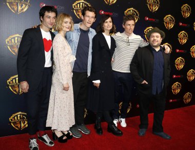 Ezra Miller, Alison Sudol, Callum Turner, Katherine Waterston, Eddie Redmayne ve Dan Fogler 2018 Cinemacon - Warner Bros, Las Vegas, ABD Caesars Palace 'Büyük resim' sunu üzerinde 24 Nisan 2018 resimleri.