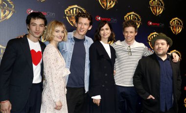 Ezra Miller, Alison Sudol, Callum Turner, Katherine Waterston, Eddie Redmayne ve Dan Fogler 2018 Cinemacon - Warner Bros, Las Vegas, ABD Caesars Palace 'Büyük resim' sunu üzerinde 24 Nisan 2018 resimleri.
