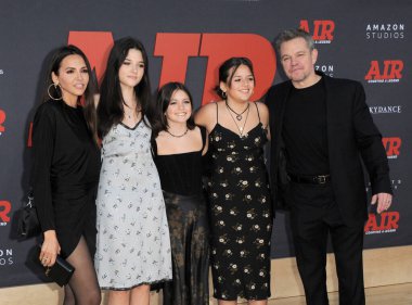 Luciana Barroso, Alexia Barroso, Stella Damon, Isabella Damon ve Matt Damon 27 Mart 2023 'te ABD' nin Westwood kentindeki Regency Village Theatre 'da düzenlenen Amazon Stüdyoları' nın Dünya prömiyerinde.
