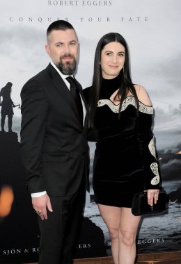 Robert Eggers ve Alexandra Shaker 18 Nisan 2022 'de ABD' nin Hollywood kentindeki TCL Çin Tiyatrosu 'nda düzenlenen Los Angeles galasında.