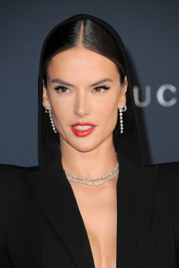 LACMA Sanat + Film Galasında Alessandra Ambrosio 5 Kasım 2022 tarihinde Los Angeles 'taki Los Angeles County Sanat Müzesi' nde Gucci tarafından sunuldu..